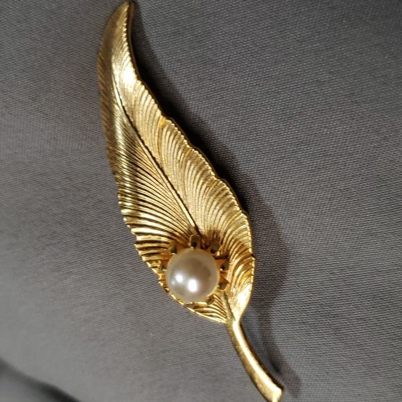 ❤️5/$25 Vintage 1980 Leaf Faux Pearl Brooch - Picture 3 of 4
